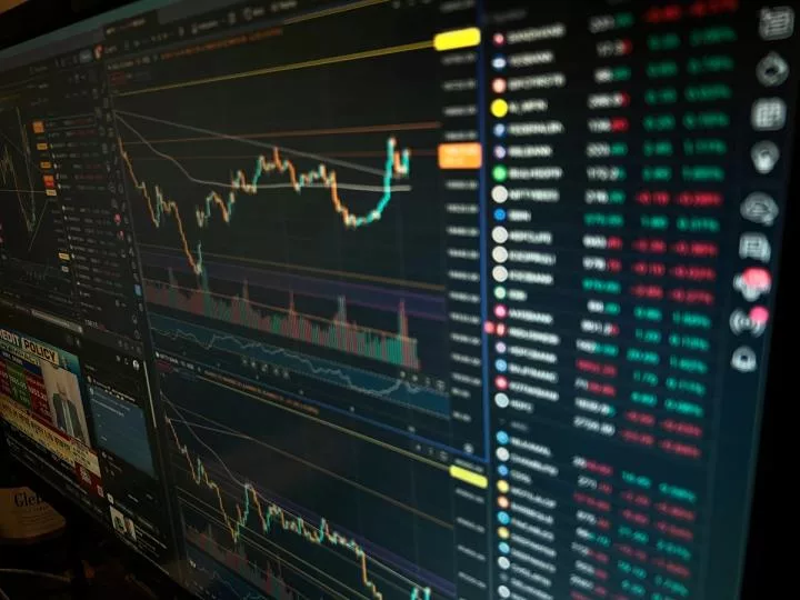HYPE обогнал Dogecoin, ZEC и XMR упали на 5% из-за ударов США по Ирану
