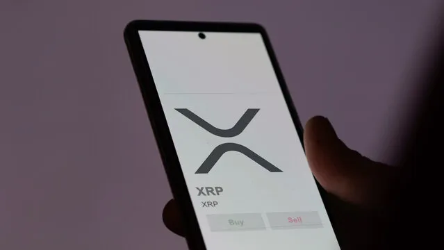 Киты XRP уходят с Binance, но цена падает: парадокс 2025 года