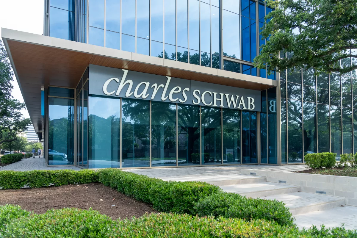 Charles Schwab запускает спотовую торговлю Bitcoin и Ethereum
